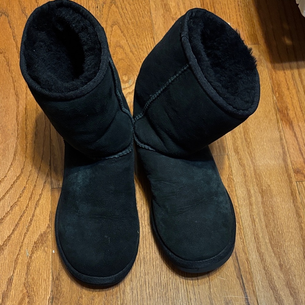 Girls/women’s black Uggs